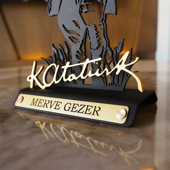 Kişiye Özel Atatürk Başak Tarlasında Yürürken Metal Masaüstü Dekor - APH248