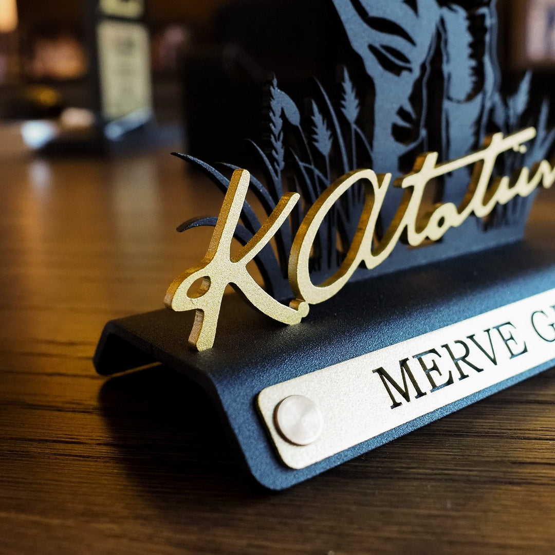 Kişiye Özel Atatürk Başak Tarlasında Yürürken Metal Masaüstü Dekor - APH248